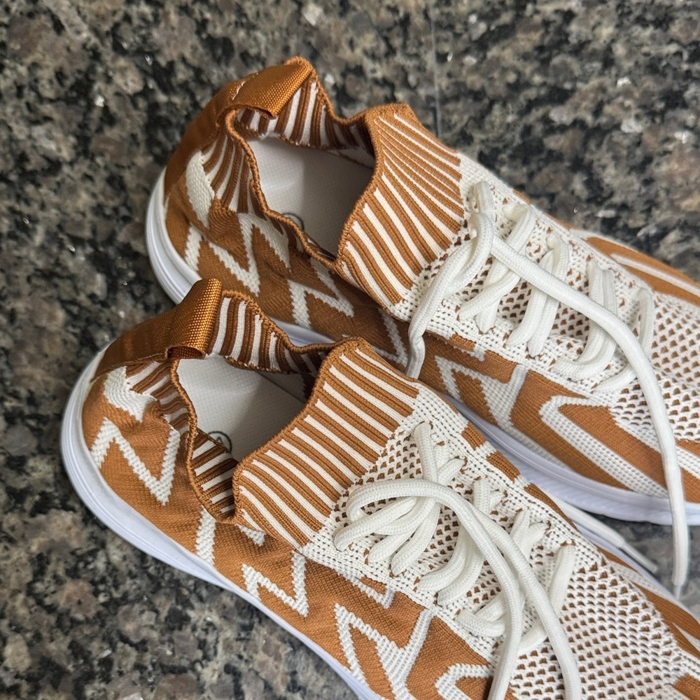 Women's Chevron Patterned Tan and White fashion Sneakers NWOT 8.5 - Picture 3 of 10